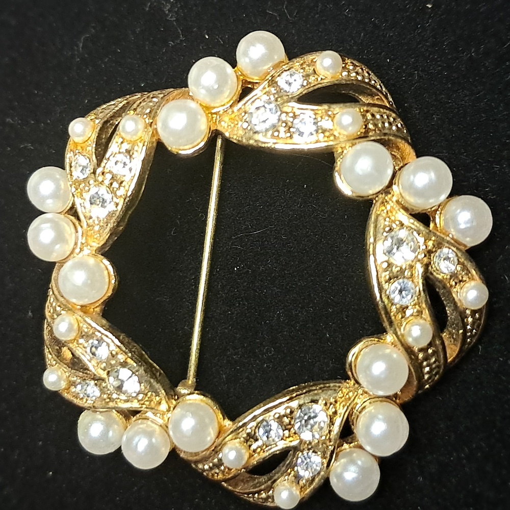 VTG AMio Rhinestone / Faux Pearl Brooch